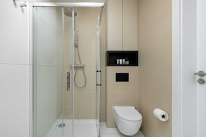 Dusche, Haartrockner, Handtücher, Shampoo