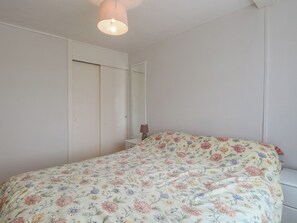 2 Schlafzimmer, individuell dekoriert, individuell eingerichtet