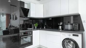 Kühlschrank, Mikrowelle, Ofen, Herdplatte