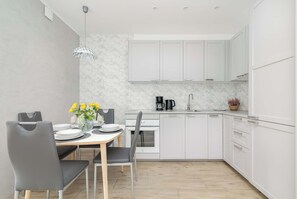Fridge, oven, stovetop, dishwasher
