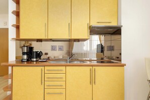 Fridge, stovetop, coffee/tea maker, toaster