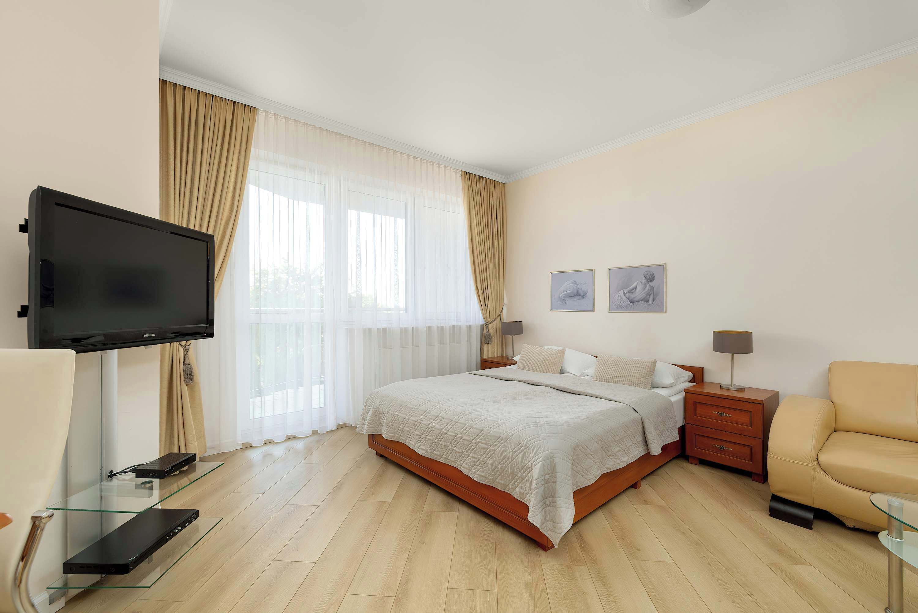 Tabla de planchar con plancha, cuna de viaje, wifi y ropa de cama 