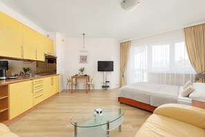 مكواة/لوح كي وسرير سفر وواي فاي وملاءات أسرّة