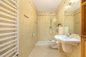 Suihku, hiustenkuivaaja, pyyhkeet