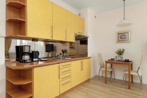 Jääkaappi, liesi, kahvin-/teenkeitin, leivänpaahdin