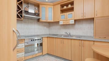 Frigorifero, microonde, forno, piano cottura