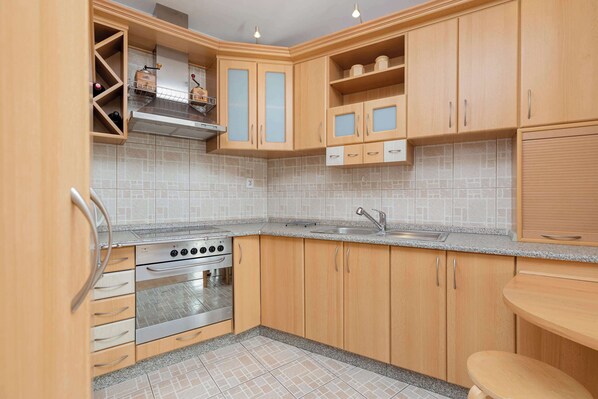 Fridge, microwave, oven, stovetop