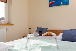 1 habitación, tabla de planchar con plancha, cuna de viaje y wifi 
