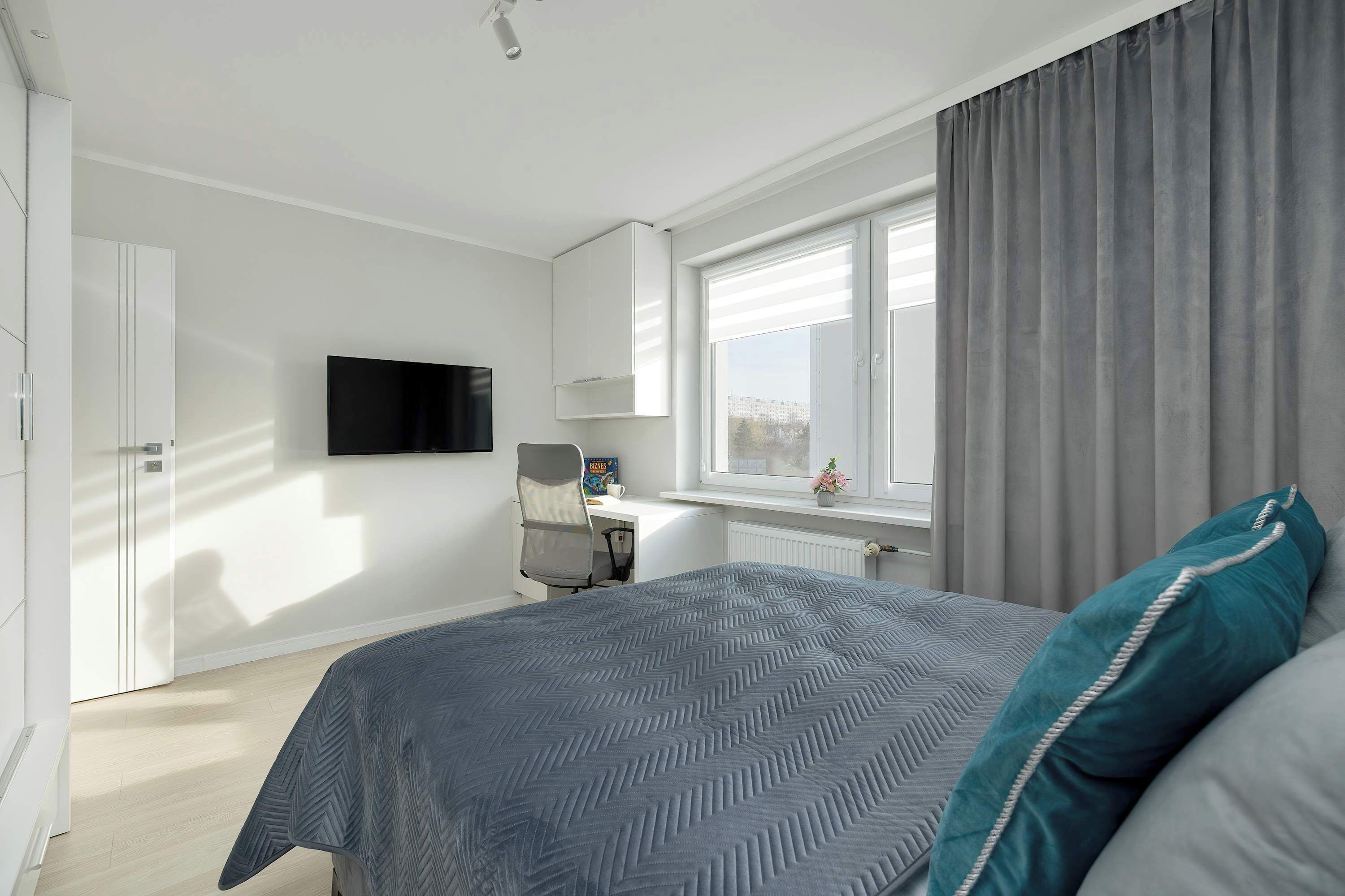 1 habitación, escritorio, tabla de planchar con plancha y cuna de viaje 