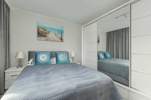 1 chambre, bureau, fer et planche à repasser, lit de bébé portatif