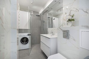 Shower, hair dryer, towels, shampoo