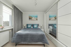 1 Schlafzimmer, Schreibtisch, Bügeleisen/Bügelbrett, Reisekinderbett