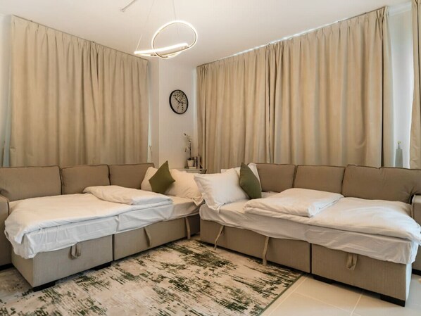 Escritorio, tabla de planchar con plancha, wifi y ropa de cama