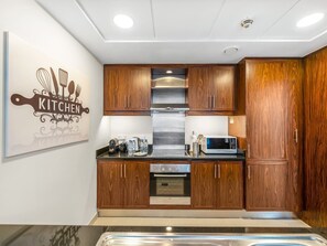 Opvaskemaskine, kaffe-/temaskine, køkkentøj/tallerkener/redskaber