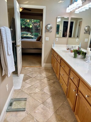 Shower, hair dryer, towels, soap - A True Oasis (Rocklin)