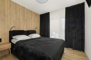 Een strijkplank/strijkijzer, reisbedje, wifi, beddengoed