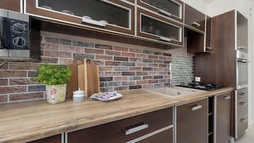 Kühlschrank, Mikrowelle, Ofen, Herdplatte