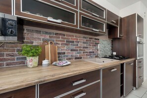 Kühlschrank, Mikrowelle, Ofen, Herdplatte