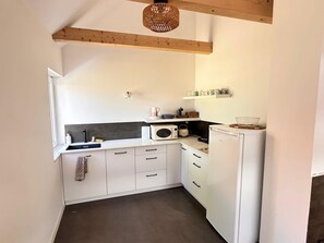 Kühlschrank, Mikrowelle, Herdplatte, Wasserkocher mit Kaffee-/Teezubehör