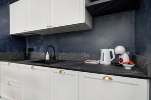 Réfrigérateur, plaque de cuisson, lave-vaisselle, cafetière/bouilloire