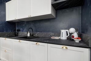 Wasserkocher mit Kaffee-/Teezubehör, Kühlschrank, Herdplatte