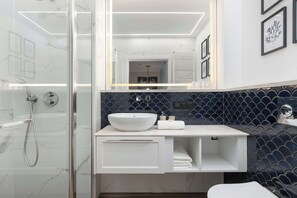 Shower, hair dryer, towels, shampoo