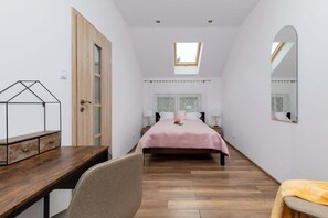 Tabla de planchar con plancha, wifi y ropa de cama