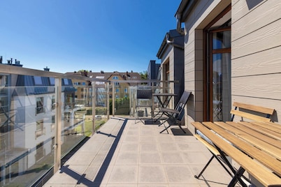 Spacious Apartment | 3 Bedrooms | 3 Balconies and Parking