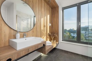 Douche, sèche-cheveux, serviettes fournies, shampoing