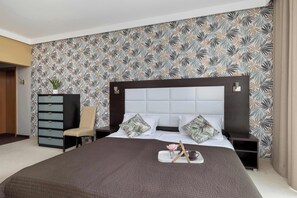Iron/ironing board, travel cot, WiFi, bed sheets