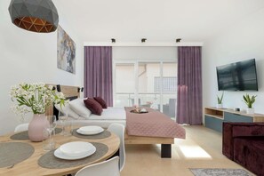 Fer et planche à repasser, lit parapluie, Wi-Fi, draps fournis