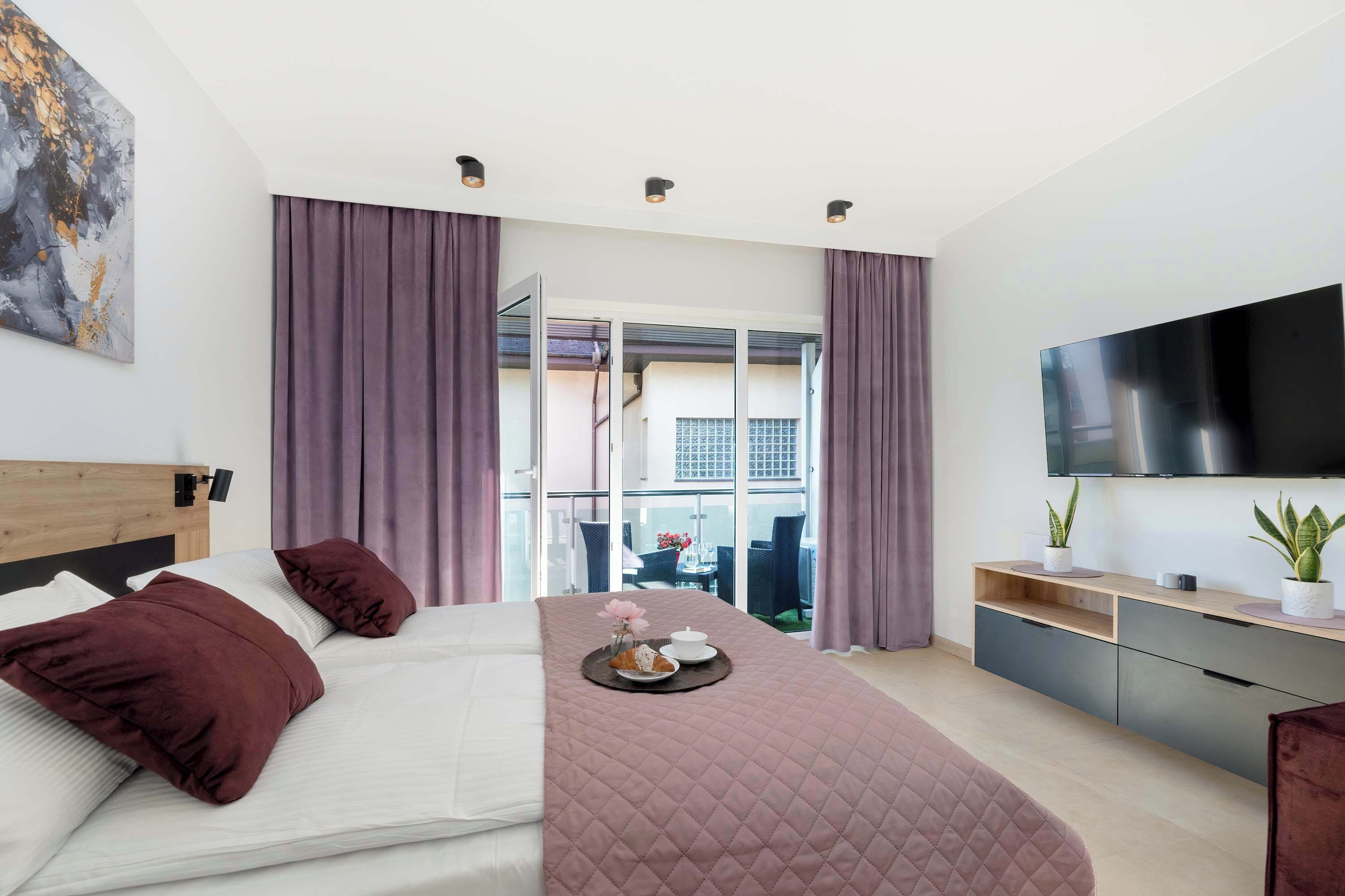 Strykjärn/strykbräda, resesäng, wi-fi och sängkläder