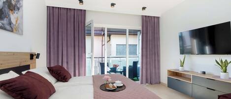 Silitysrauta/-lauta, vauvan matkasänky, Wi-Fi, vuodevaatteet