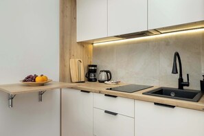 Réfrigérateur, micro-ondes, plaque de cuisson, cafetière/bouilloire