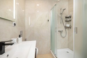 Dusche, Haartrockner, Handtücher, Shampoo