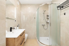Shower, hair dryer, towels, shampoo