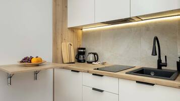 Geladeira, micro-ondas, cooktop, cafeteira/chaleira