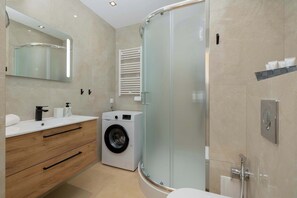 Douche, sèche-cheveux, serviettes fournies