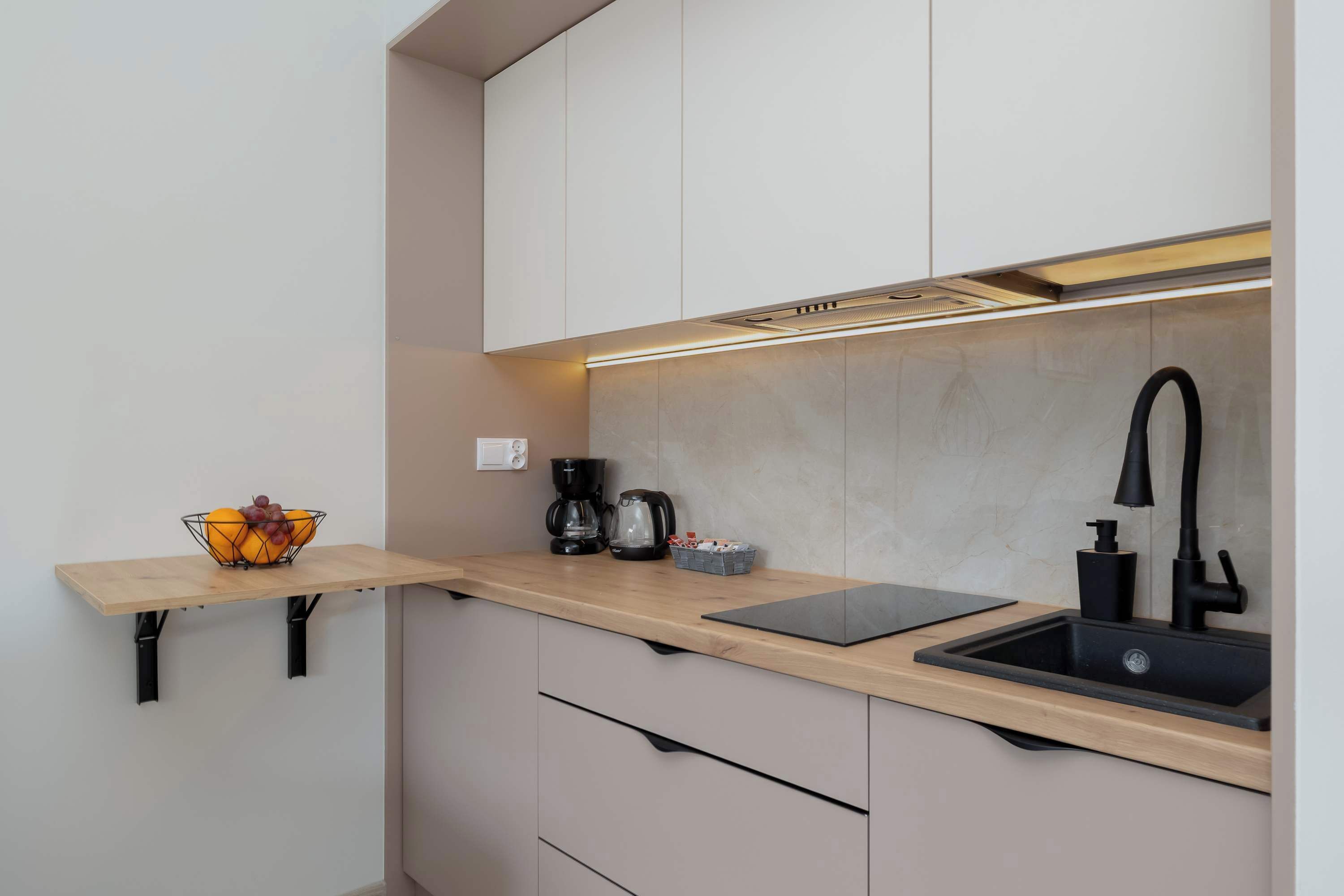 Kühlschrank, Herdplatte, Wasserkocher mit Kaffee-/Teezubehör
