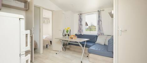 Planxa i posts de planxar, wifi i roba de llit