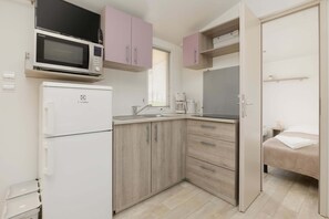 Fridge, stovetop, dishwasher, coffee/tea maker