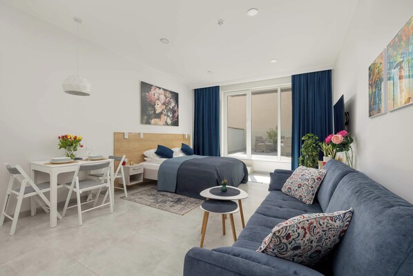 Iron/ironing board, WiFi, bed sheets