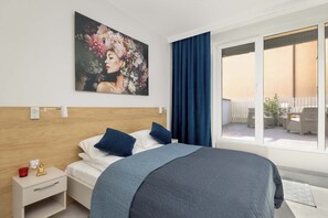 Iron/ironing board, WiFi, bed sheets