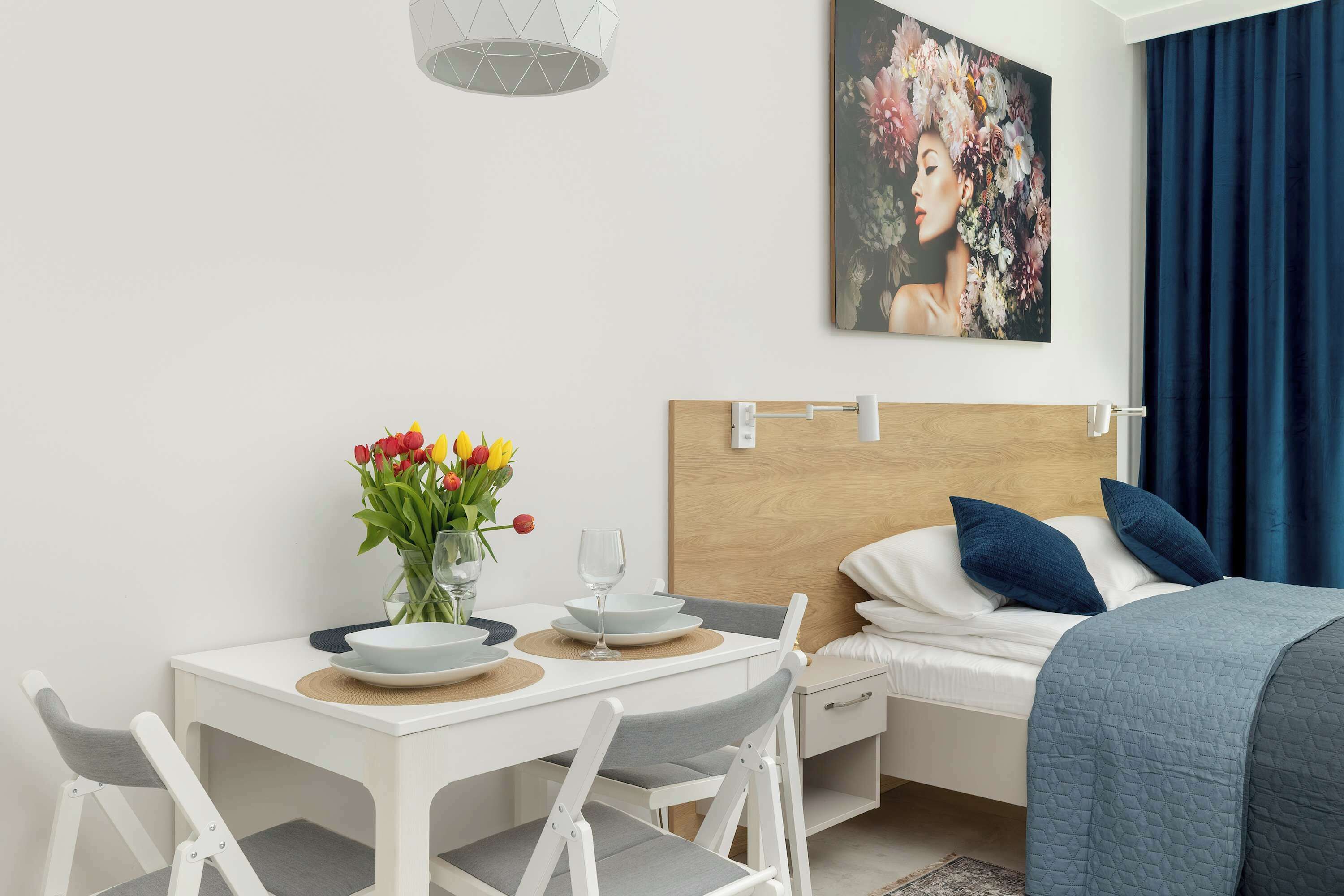 Tabla de planchar con plancha, wifi y ropa de cama 