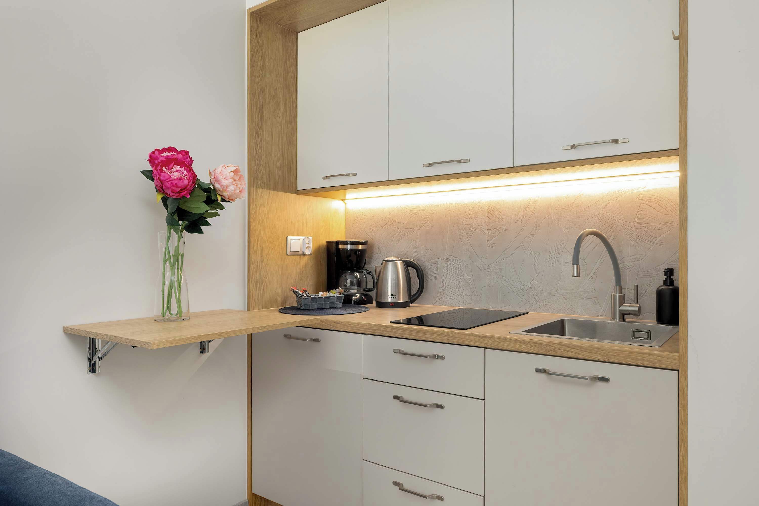 Een koelkast, een kookplaat, een koffiezetapparaat/waterkoker