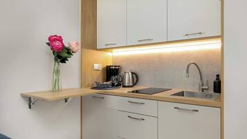 Frigorífico, placa de cocina, cafetera o tetera y utensilios de cocina