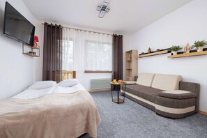 Een strijkplank/strijkijzer, wifi, beddengoed