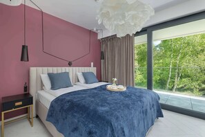 2 bedrooms, desk, iron/ironing board, travel cot