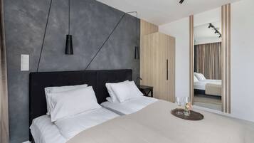 2 soverom, skrivebord, strykejern/-brett og reiseseng for barn