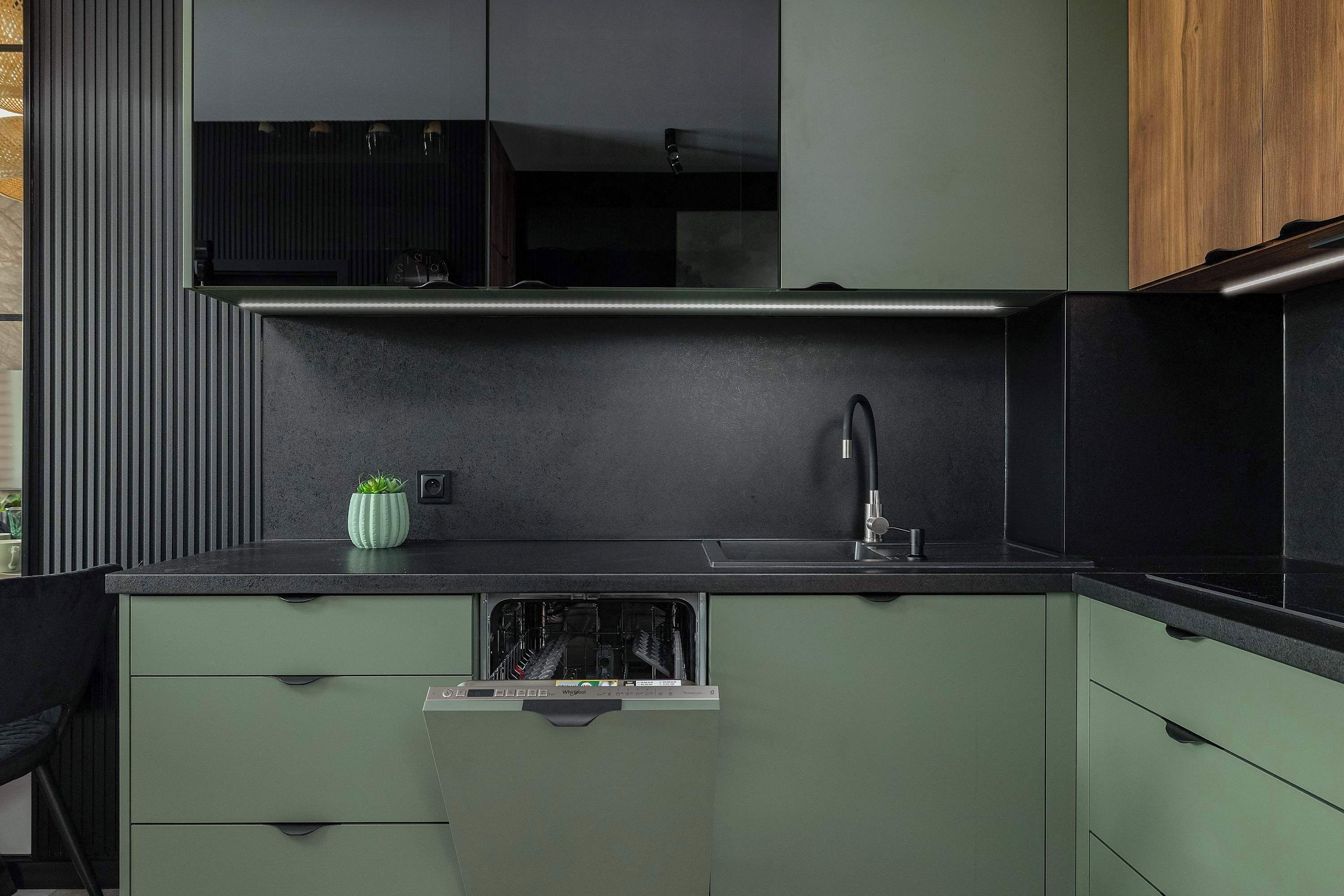 Kühlschrank, Mikrowelle, Herdplatte, Geschirrspüler